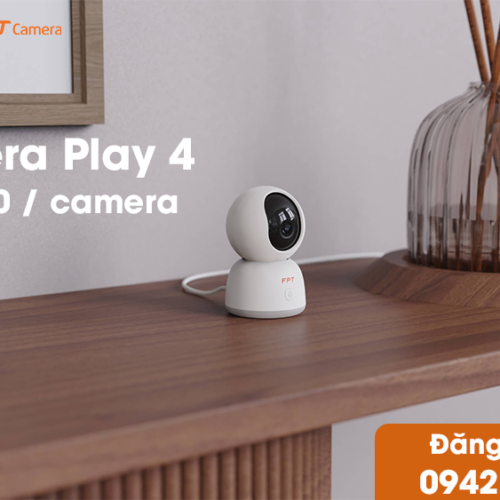 hình ảnh demo camera Play 4 ở khu vực bàn phòng khách, thể hiện sự đa dạng về nơi đặt, thiết kế tinh tế